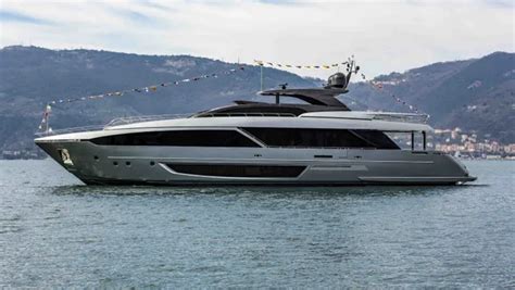 FATIMA yacht (Riva, 33.53m, 2018) .